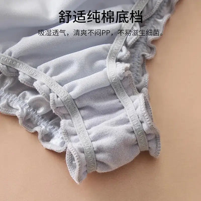 Close-up of cotton gusset liner inside a gray satin thong, with Chinese text describing breathability